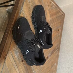 On Cloud women’s shoes size 7 worn twice.